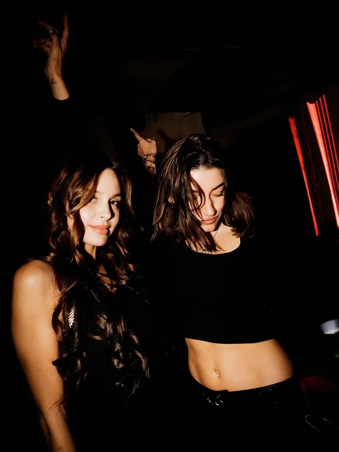 Amiche che si godono l’atmosfera di festa del Vandido Club Madrid
