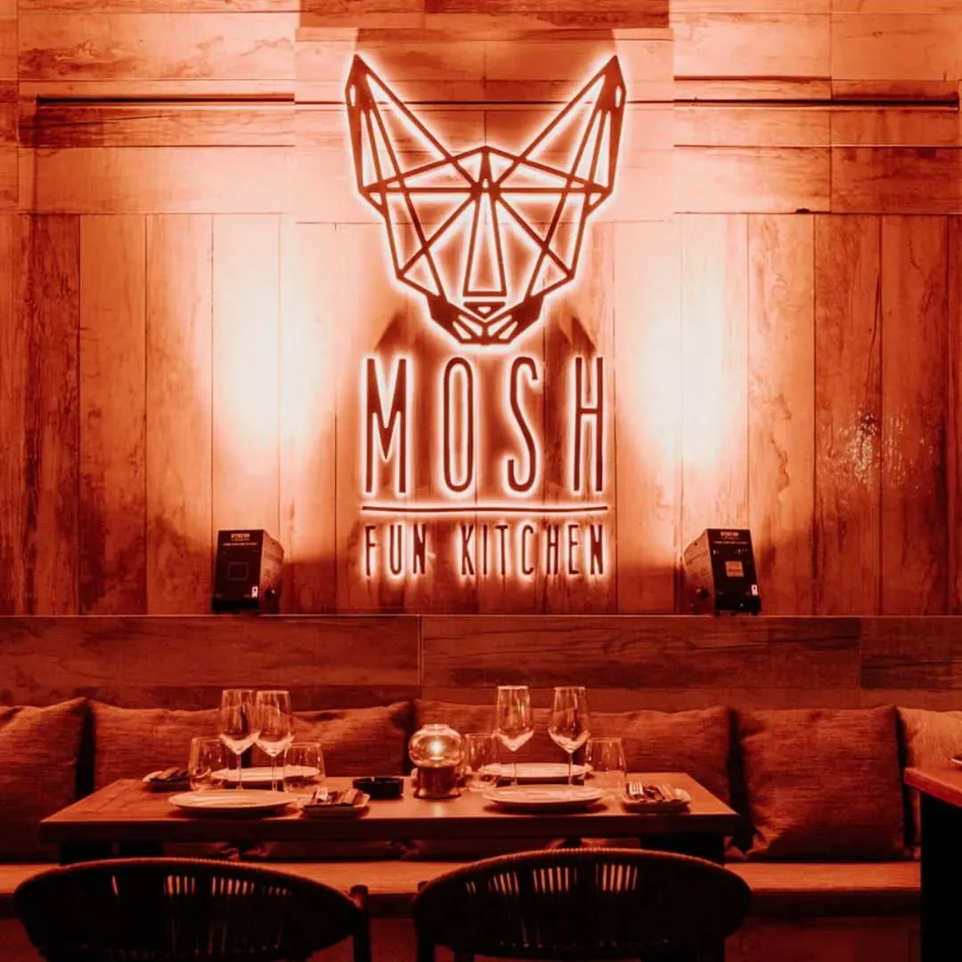 Entree en buitenterras van Mosh Fun Kitchen Marbella