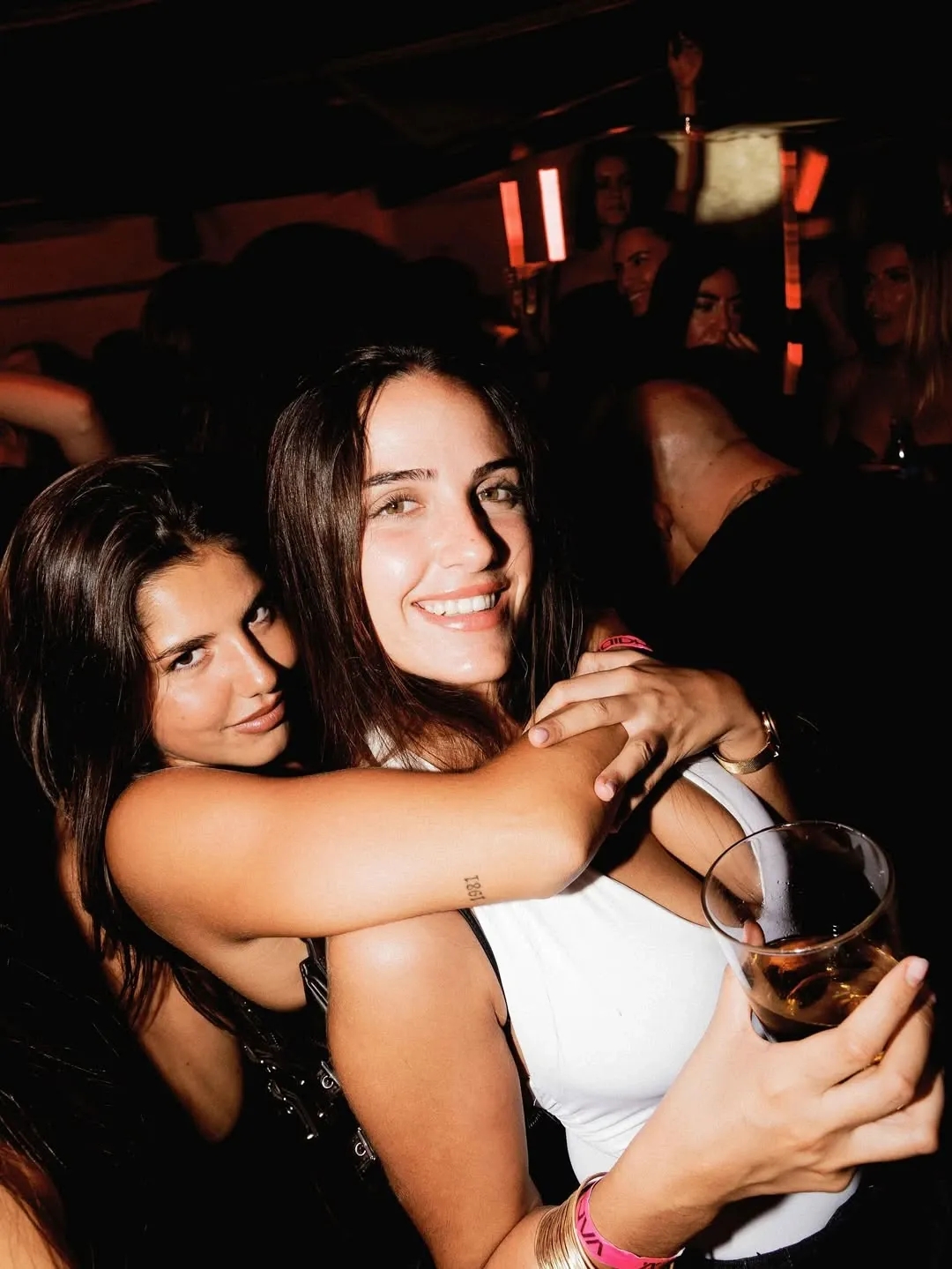 Amiche con drink nella zona VIP del Vandido Club Madrid