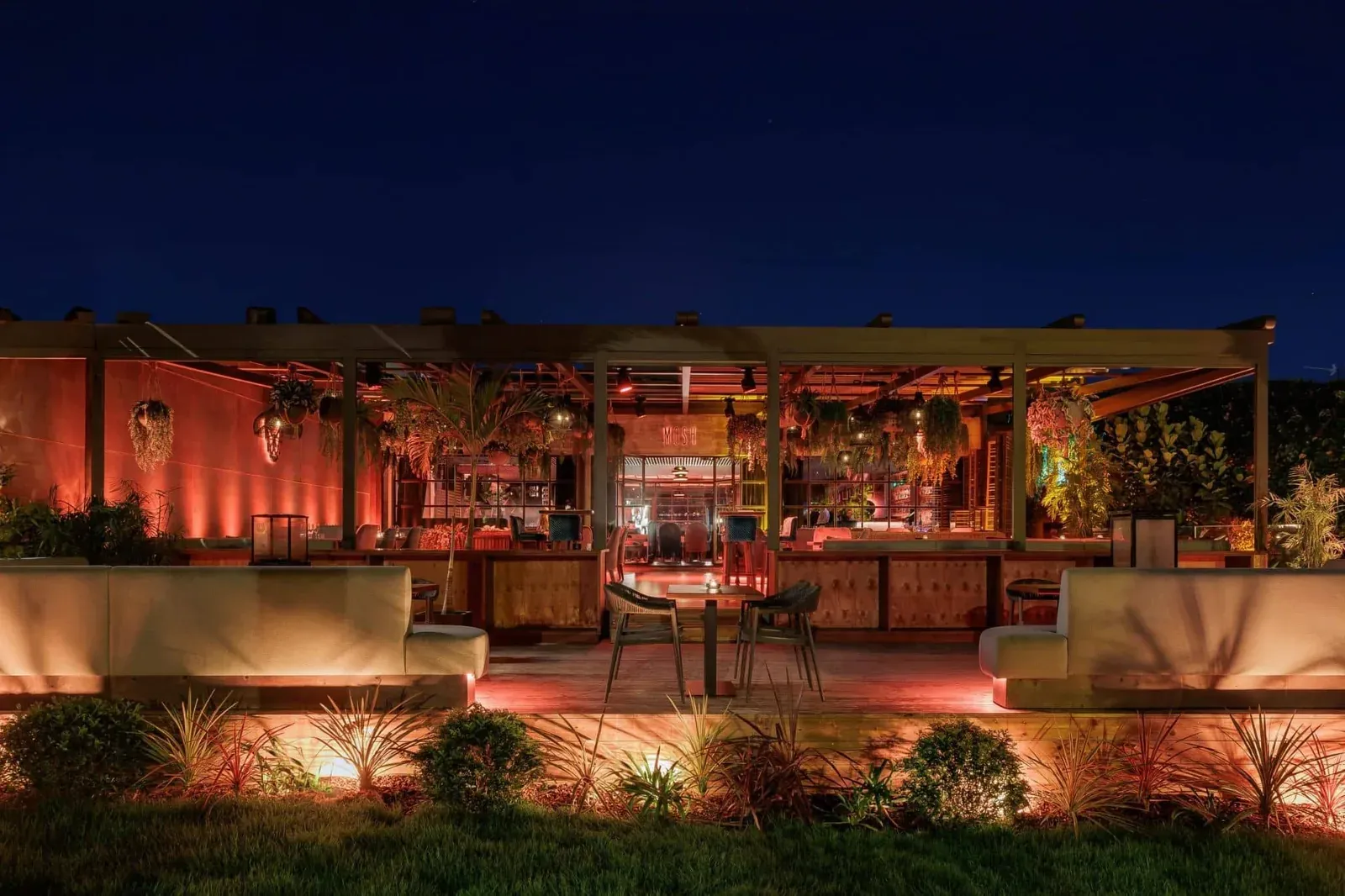 Binnenzaal met tafels bij Mosh Fun Kitchen Marbella