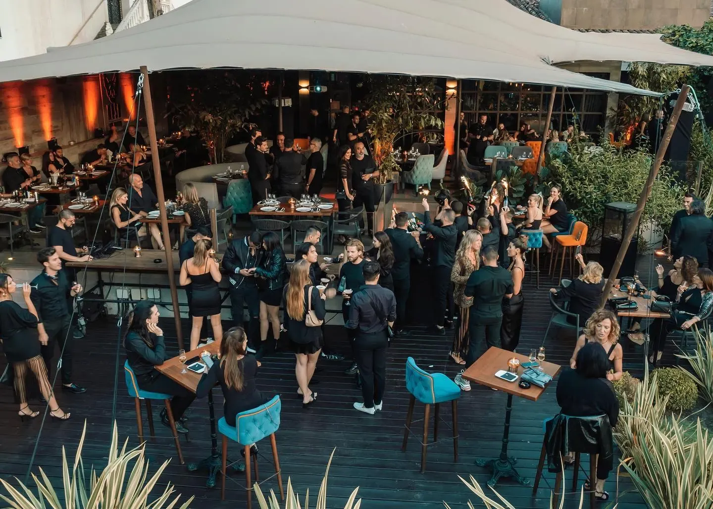Verlicht buitenterras bij Mosh Fun Kitchen Marbella