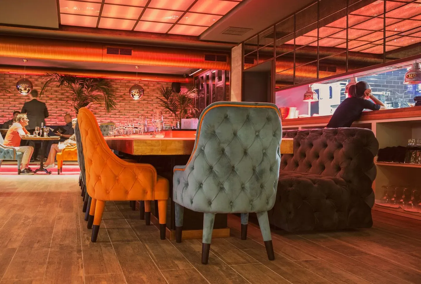 Nachtgevel met logo van Mosh Fun Kitchen Marbella