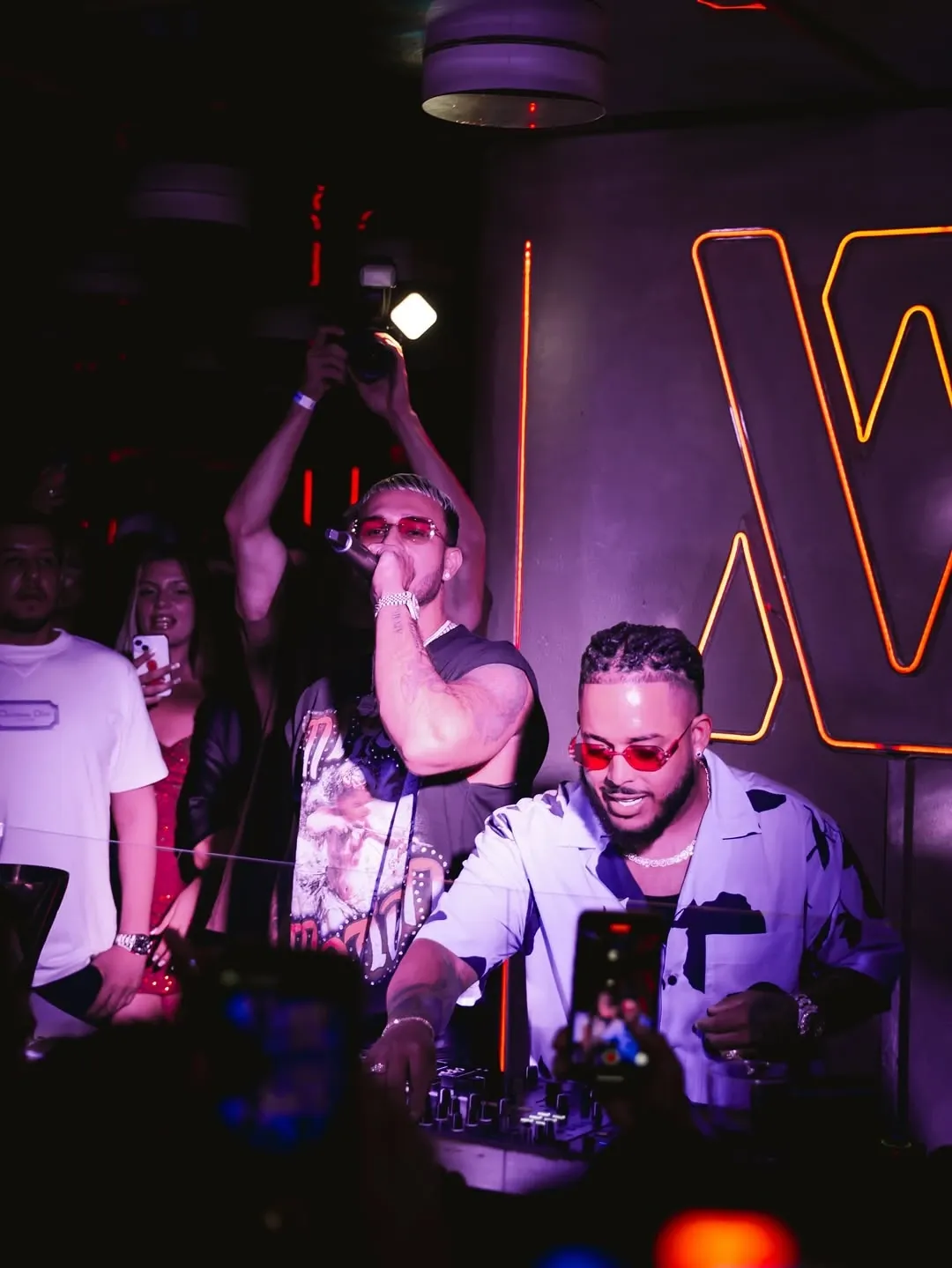 Cabina DJ con luci al neon del Vandido Club Madrid