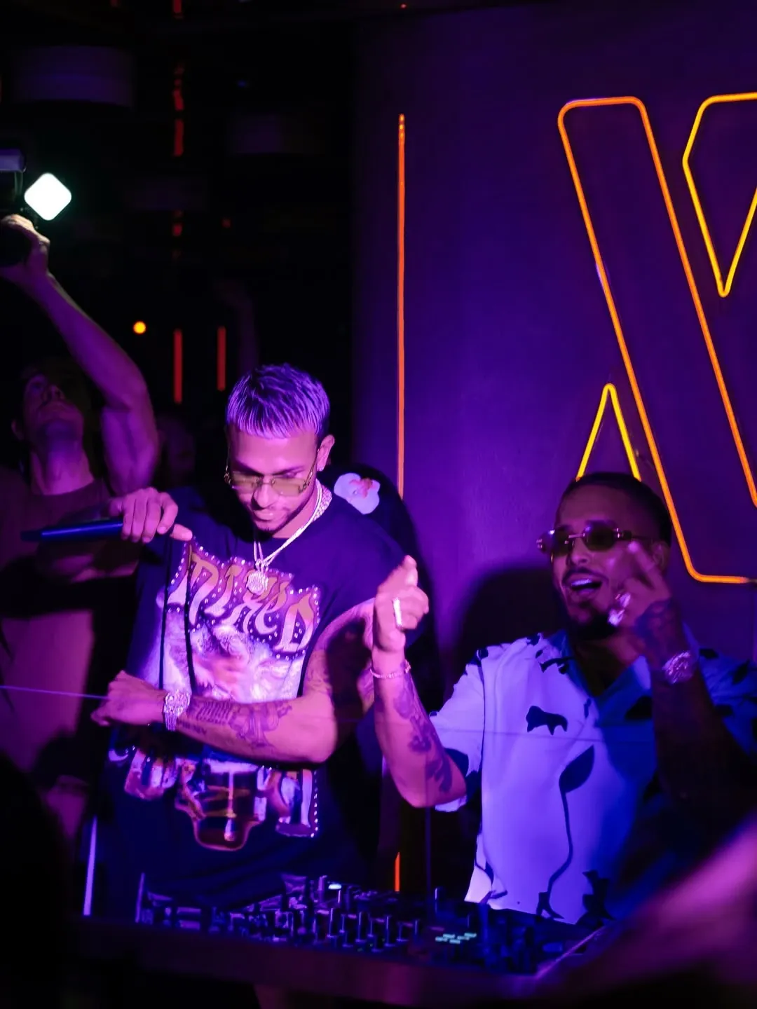 DJ set con luci al neon del Vandido Club Madrid