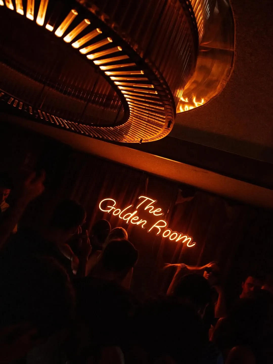 Interno della The Golden Room con neon del Vandido Club Madrid