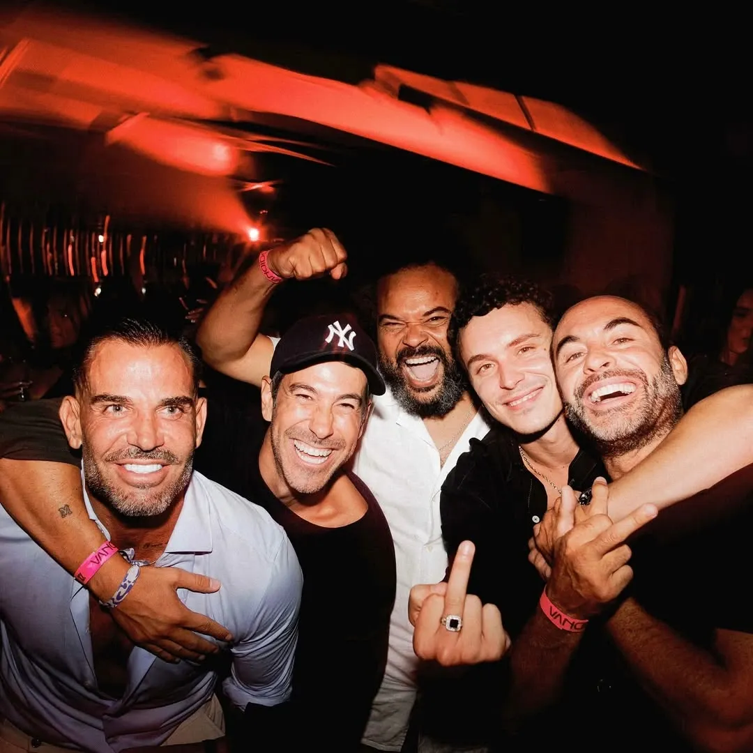 Gruppo di amici nel pieno della festa del Vandido Club Madrid