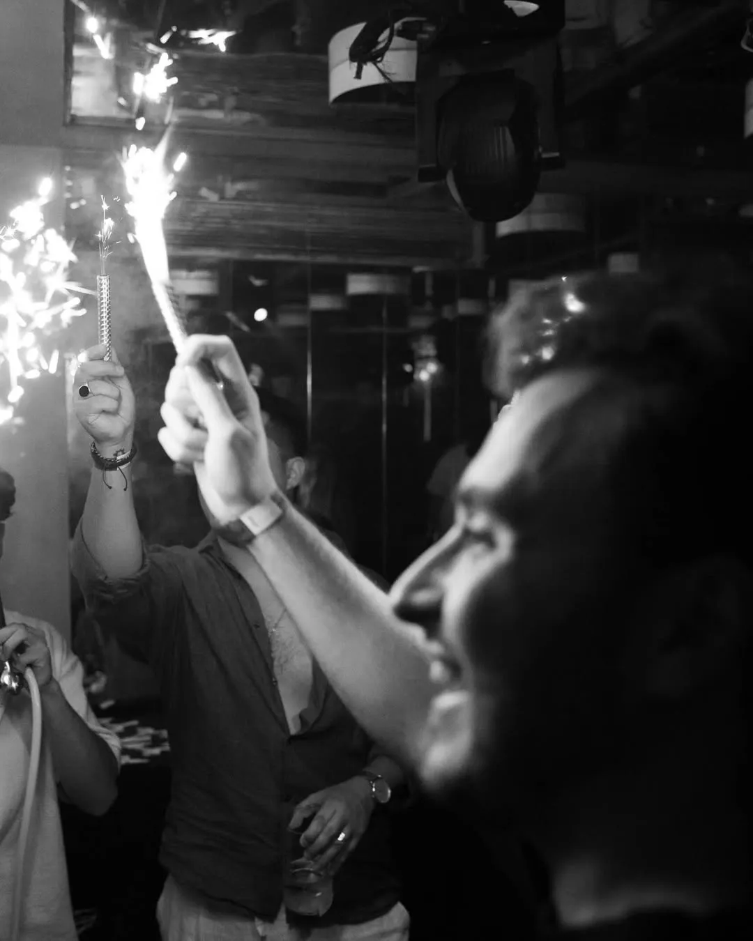 Pubblico in festa con drink del Vandido Club Madrid