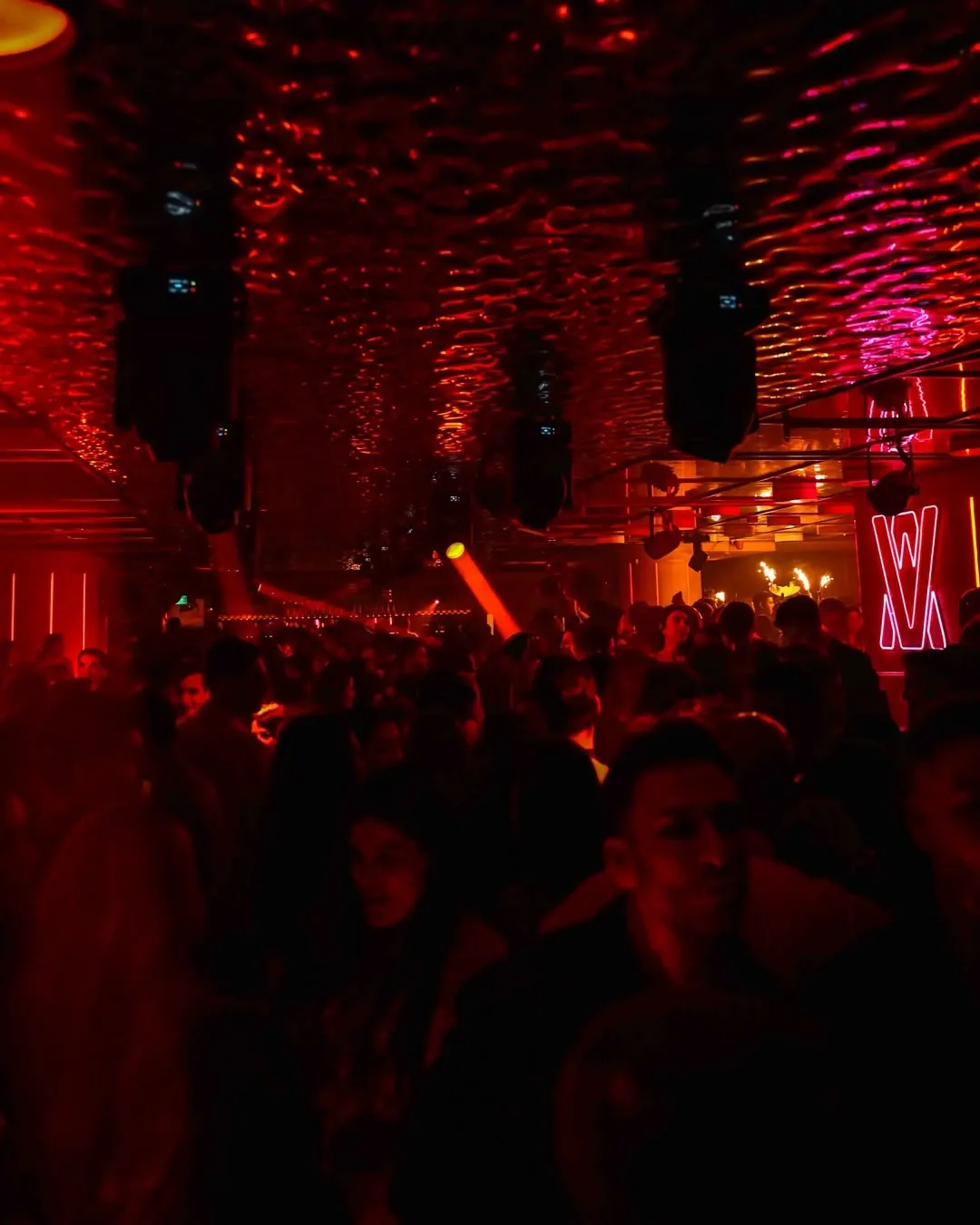 Sala principale con luci rosse del Vandido Club Madrid